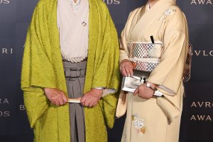 左から、推薦者：門川大作（京都市長）、受賞者：林 美木子（有職彩色絵師）