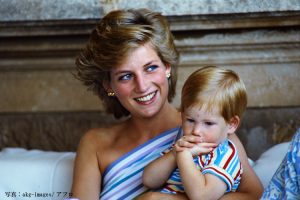 『ダイアナ妃　Diana, Princess of Wales』1961～1997。没後20年以上が過ぎたいまもなお、最も好きなプリンセスの調査で上位にあがり、人気は衰えない。その美貌といま見ても新鮮なファッションは、格式高いイギリス王室に新しい風を吹き込んだ。数々の行動で注目を浴び続け、人々から慕われた。写真：akg-images／アフロ