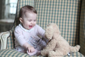 『シャーロット王女　Princess Charlotte of Cambridge』2015～。今年３才になる、ウィリアム王子とキャサリン妃の長女。エリザベス女王のひ孫。シャイな兄のジョージ王子とは対照的に、愛嬌たっぷりの笑顔とプリンセスらしいお手振りやお辞儀姿で世界中をとりこにしている。