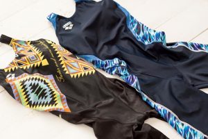 【アクアエクササイズ】水中で行う運動は、水の抵抗により、陸上よりもシェイプアップ効果が高い。「二の腕の筋肉はアクアエクササイズのおかげ。体力もつきました。今日は手足にハイドロトーンという器具をつけ、より負荷をかけることで筋力を強化するコースを受けてきたところです」