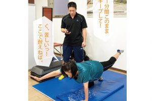 右手と左足を上げる対角線のトレーニングで体幹強化。