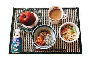 〈朝昼食〉コンビニの「12品目の具材の和風生姜スープ」、納豆のじゃこキムチ添え、リンゴ、牛乳入りコーヒー