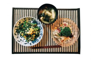 〈夕食〉カツオのタタキのエスニック風、ニラ玉、ワカメと油揚げの味噌汁