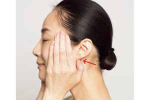 《2. 耳下腺を刺激して、めぐりを改善》1のステップで頬を包む時に、親指は耳のつけ根にあるくぼみ「耳下腺」をおさえる。耳下腺はリンパの流れを改善するポイント。顔のむくみ解消などに効果あり。