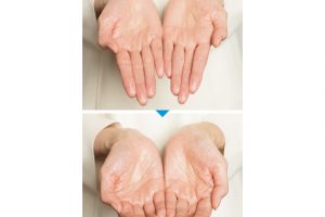 《4. 3本の指先を揃えれば、効果が高まる》マッサージ中は人差し指、中指、薬指の高さを一番短い指に揃えるように軽く指を丸めて。こうすることで肌に当たる面積が広くなり、肌への圧も均等になる。
