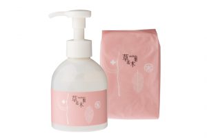 《汚れだけを落として肌しっとり》コットンでふき取るだけで、朝の洗顔と化粧水が完了。草花木果 洗い流し不要の洗顔うるおい水 150ml コットン付き 1,500円（キナリ TEL：0120-47-8910）