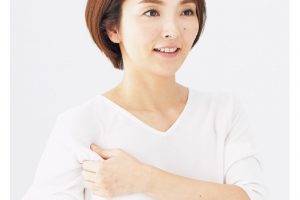 7. もうひとつの“リンパの関所”、脇の下。手でしっかりとつかみ、詰まりをとるような感覚でもみほぐす。