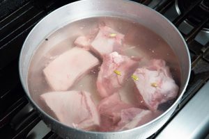（B）水から肉が出ないように煮る。煮詰まってきたら途中で水を足す。落とし蓋はクッキングペーパーで可。