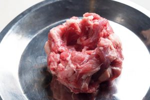 （C）肉だねは、小判形ではなくまん丸に整えて、中央に大きなくぼみを作る。