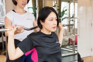 1.ウォーミングアップ後、まずは肩周りや背中の筋肉を鍛えるショルダープレスから。各種目10回×3セットが基本。