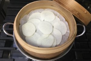 1.長芋は皮を向き薄くスライスして蒸し器で蒸しておく。