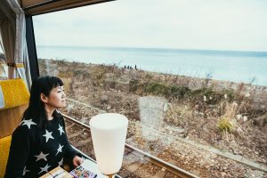 車内でおいしいお食事と風景が楽しめる「雪月花」。車窓からは日本海が望めます。