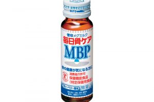 【骨のケア】骨折を機に、飲み始めたというドリンク。「骨は鍛えられませんから。骨密度も上がりますし、味も飲みやすくて美味しいです」。毎日骨ケアMBP（R）ブルーベリー風味、ライチ風味各1箱（50ml×30本入り）5,355円〈税込〉（雪印メグミルク TEL.0120-301-369）