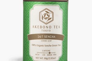 『24/7 SENCHA（イツデモ センチャ）』（2,500円、80g）定番の煎茶は、静岡県朝比奈で摘採したオーガニック茶葉を幾多もの工程を経て丁寧に仕上げた。日常の中でシーンを選ばず飲むことができる。原料：有機緑茶