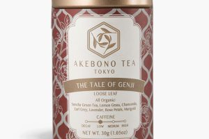 『THE TALE OF GENJI（ザ テイル オブ ゲンジ）』（2,700円、30g）煎茶とアールグレイを基調とし、源氏物語に登場する女性たちのように多彩な花のハーブを配合。柔らかな香りと、すっきりとした味わい。原料：有機緑茶、（以下すべて有機栽培）レモングラス、カモミール、アールグレイ、ラベンダー、ローズペタル、マリーゴールド