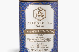 『LATE NIGHT TEMPTATION（レイト ナイト テンプテーション）』（2,700円、50g）西麻布をイメージしたお茶は、ピンクペッパーとラベンダーが印象的ながらもあっさりとした飲みごたえ。原料：有機緑茶、（以下すべて有機栽培）リコリス、ジャスミン茶、オレンジピール、ラベンダー、ピンクペッパー