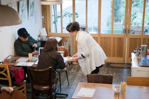 毎日顔を出す常連さんも、のんびりと時間を過ごしています。