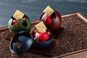 ショコラ コスモス　3種 各3,000円。宇宙（コスモス）の惑星をイメージさせるショコラボールの中に、ボンボンショコラやハート型のチョコレート、ライスクリスピーが封入。