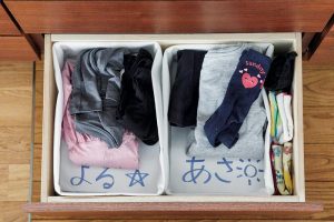 6歳の次女の引き出し。保育園に行くとき、夜寝るとき、それぞれの服をセットしておくと自分でちゃんと着てくれる。