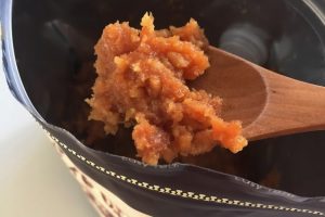 糀味噌特有のぷちぷちが。このまま食べたくなります。