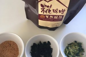 用意したのは、粉末だし、乾燥わかめ、三つ葉、そして糀味噌。