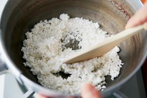 （3）鍋に白玉粉を入れ、水を少しずつ加えて溶きのばす。