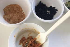 すべてを適当にまぜまぜ……。適当とはいいつつ、味噌小さじ２、他は小さじ１弱ずつぐらいですかね。
