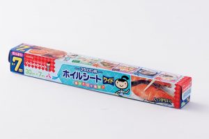 フライパン用ホイルシート　キチントさんフライパン用ホイルシート ワイド 7ｍ× 30cm 550円＊編集部調べ（クレハTEL.0120-03-9080）