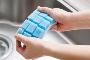 縦に2本、横に3本の切れ目を入れたスポンジ。「魚焼き網、食器の水切り、スポンジ置きなど、網の隙間にしっかり入るので、面倒な掃除が楽にできます」。