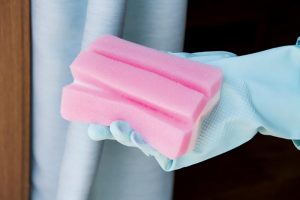 縦に2本切れ目を入れたスポンジ。「スポンジを折りたたんだり押し込んだりしていた、サッシなどの隙間掃除にぴったりです」。