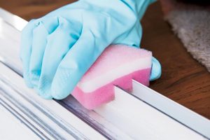 食器洗いの際に箸を挟めば、力いらずで洗える。好きな本数の切れ目を入れて応用も。