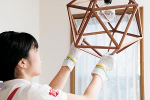 軍手をはめ、ほこりや汚れが気になる場所を拭く。指先まで使えるので、ぞうきんでは届かない隙間もきれいに。