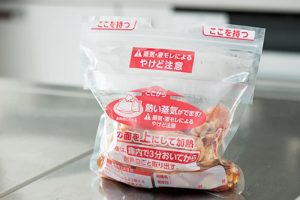 材料と調味料をバッグで混ぜ合わせてレンジへ。