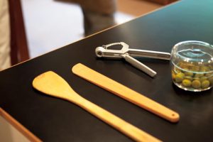 引田家愛用のキッチンツール。最近のヒットは右奥のオリーブの種抜き。「自分で種を抜けば、フレッシュさが全然違うの!」とかおりさん。