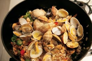 ターセンさんの自慢料理のひとつ、魚介たっぷりパエリアの出来上がり。愛用のストウブの蓋を取ると、いい匂いがキッチンに漂って。