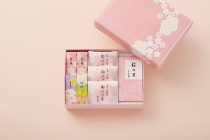 『桜詰合せ』（1箱3,888円）桜にちなんだお菓子を集めた季節限定の詰合せ。内容：桜の里×1 本、御代の春 紅×3 個、春パッケージ小形羊羹×4 本。販売期間：3月4日（月）～4月上旬、数量限定のため、なくなり次第終了。