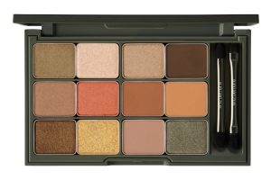 『カモアイシャドーパレット』（7,500円、12色）ⒸMaison Kitunē for shu uemura