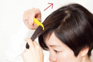【POINT】毛束は少量とり、コームの先端を使うときれいな逆毛が立つ。