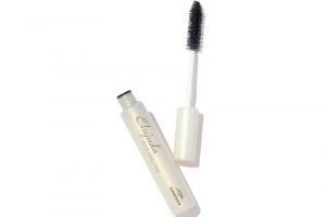 浮く毛を整える。エルジューダ ポイントケアスティック 15ml 1,500円＊サロン専売品（ミルボン TEL. 0120-658-894）