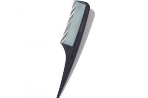 ワックスとコームが一体化。フジコ色っぽスティック 7g 1,400円（フジコ TEL. 0120-91-3836）　