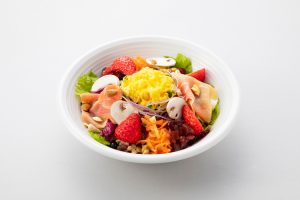 選べるサラダ『生ハムといちごとふわふわエッグのパワーサラダ』7種類の葉物野菜に、マッシュルーム、にんじんやビーツのサラダを合わせ、ふわふわのスクランブルエッグや生ハム、いちごを盛りつけ。