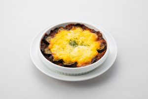 『キャベツライスのミートドリア風』（1,200円）キャベツライスをお米の代わりに使ったドリア風。キャベツライスに、ミートソース、豆や雑穀を混ぜ合わせて、なすと卵、チーズをのせて焼き上げた。