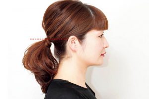 【OK】耳上の高さを目安に結ぶとバランスがよく、輪郭もキュッとリフトアップして見える。トップはくずすが、耳上はきれいに出すのが鉄則。