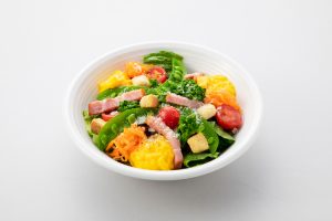 選べるサラダ『季節野菜ととろっとスクランブルのシーザーサラダ』ロメインレタスや菜の花、スナップエンドウに、半熟状のスクランブルエッグやベーコンの組み合わせ。クルトンのカリッとした食感がアクセント。