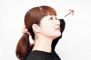 【POINT】1.あごを上げて斜め上を見ると衿足がたるまず、きれいに結べる。