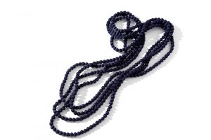 インドシルクのボールネックレスは長さ212cmの超ロングタイプ。「ぐるぐると4重ぐらいに巻いてボリューム感を出して」。写真のネイビー含め全14色。6,800円（シトラス／プレインピープル青山）