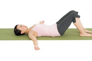 1. 仰向けに寝て両ひざを立て、足を肩幅程度に開いた状態から、両ひざを同じ方向へ傾ける。左右にゆっくりと揺らしていく。