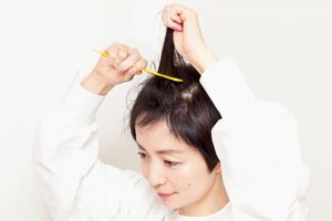 【NG】毛束を持ち上げて一気に逆毛を立てるとボサボサしてしまう。