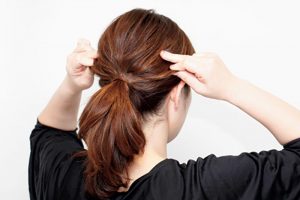 2.耳のすぐ上は避け、その少し上から指先で髪を軽く引き出す。