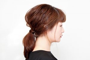【NG】低い位置で結び、耳におくれ毛がかぶさってくずし加減も強すぎると……一気に疲れた印象に。